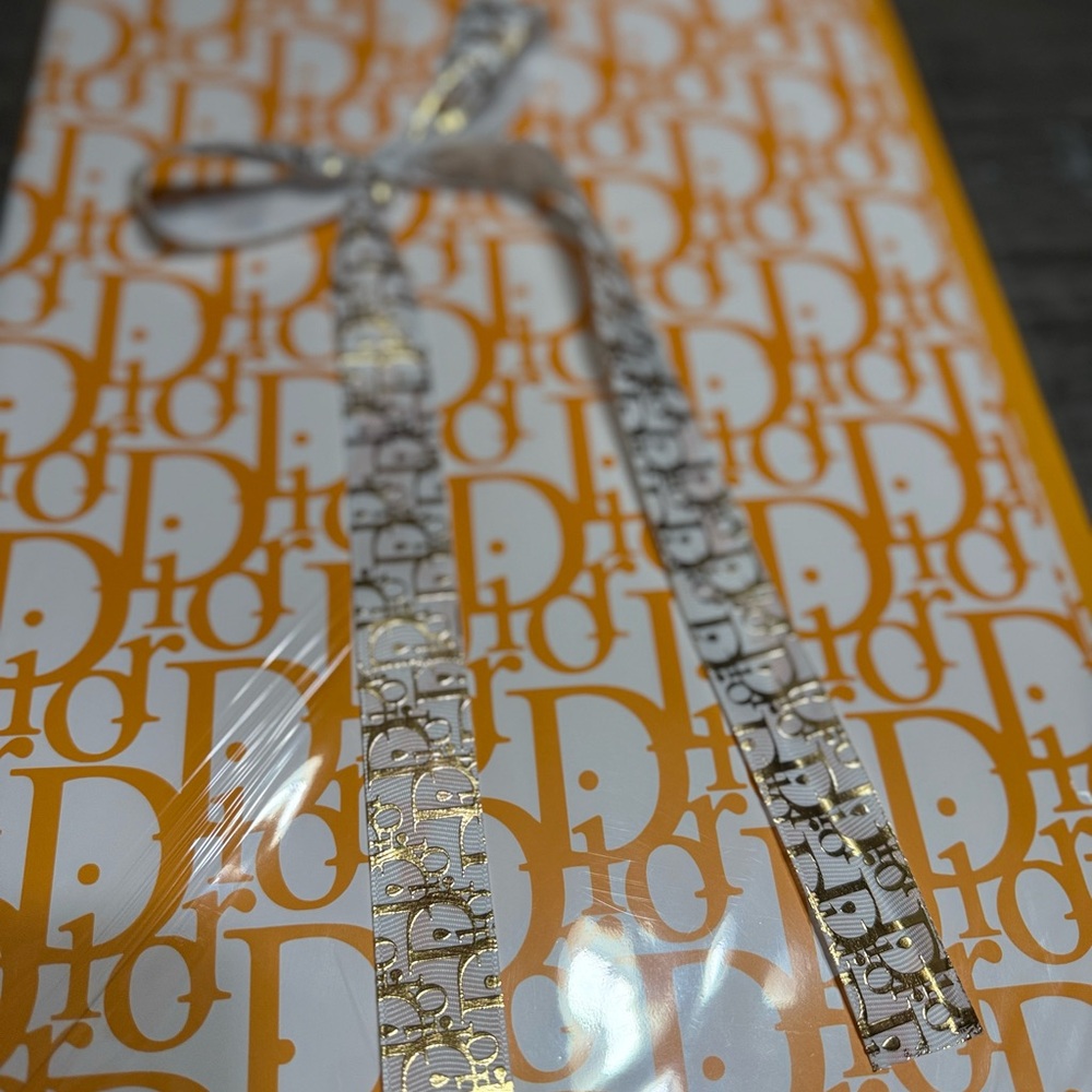 Luxury Floral Wrapping Set – 20 Gold Print Sheets + 5 Yards Ribbon”